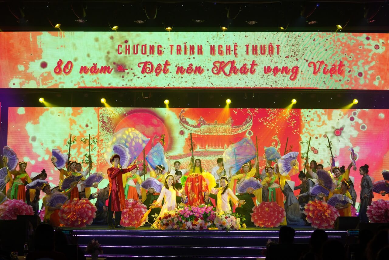 CHƯƠNG TRÌNH NGHỆ THUẬT ĐẶC BIỆT “MAY 10 – 80 NĂM DỆT NÊN KHÁT VỌNG VIỆT”