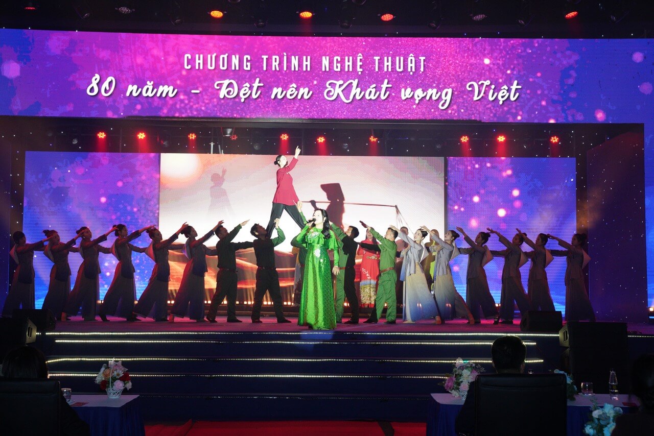 CHƯƠNG TRÌNH NGHỆ THUẬT ĐẶC BIỆT “MAY 10 – 80 NĂM DỆT NÊN KHÁT VỌNG VIỆT”