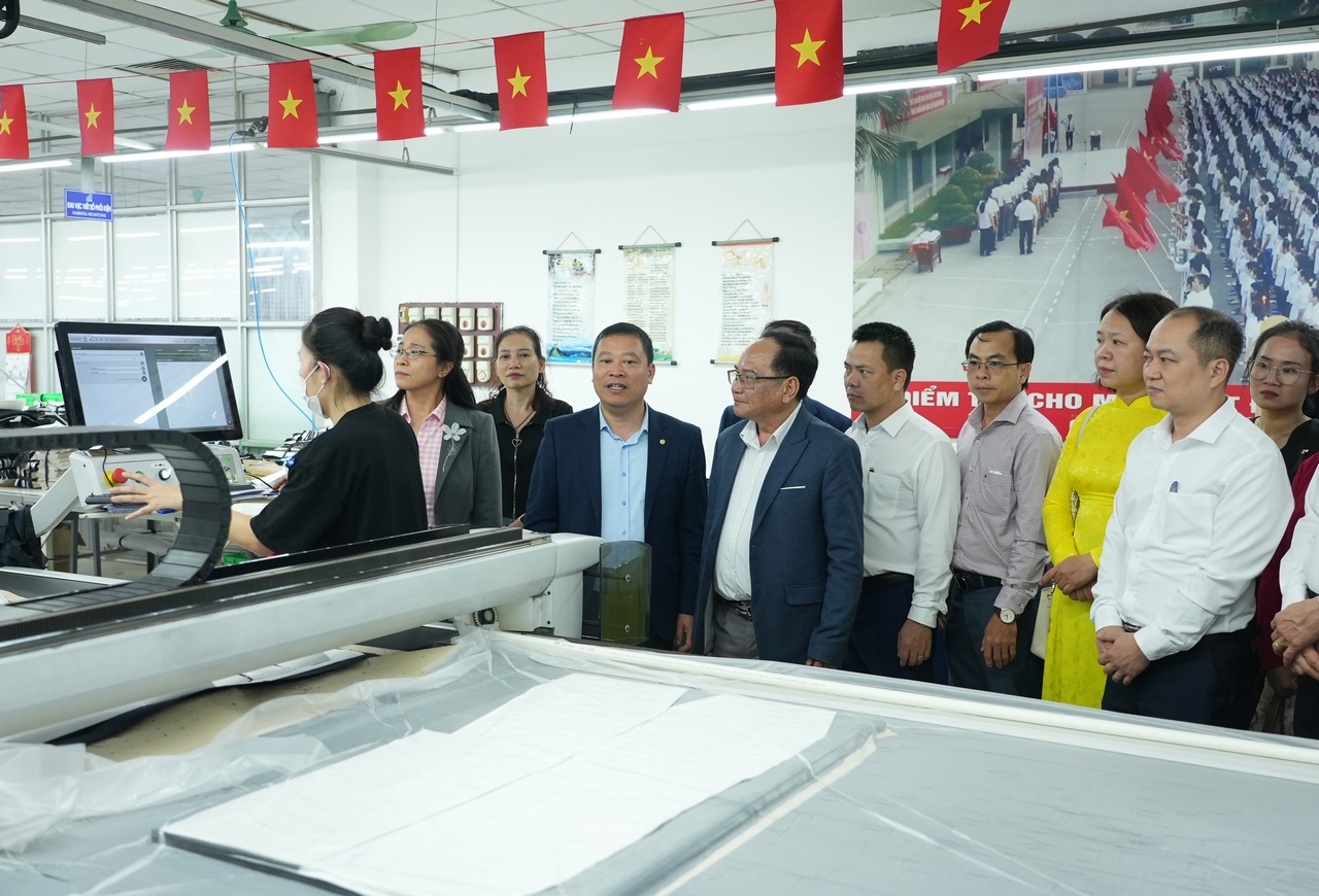 CỤM THI ĐUA 6 THÀNH PHỐ TRỰC THUỘC TRUNG ƯƠNG THĂM VÀ LÀM VIỆC TẠI TỔNG CÔNG TY MAY 10