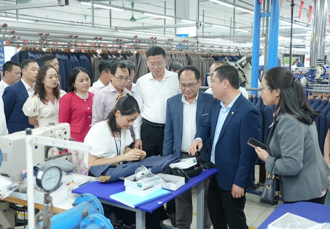 CỤM THI ĐUA 6 THÀNH PHỐ TRỰC THUỘC TRUNG ƯƠNG THĂM VÀ LÀM VIỆC TẠI TỔNG CÔNG TY MAY 10