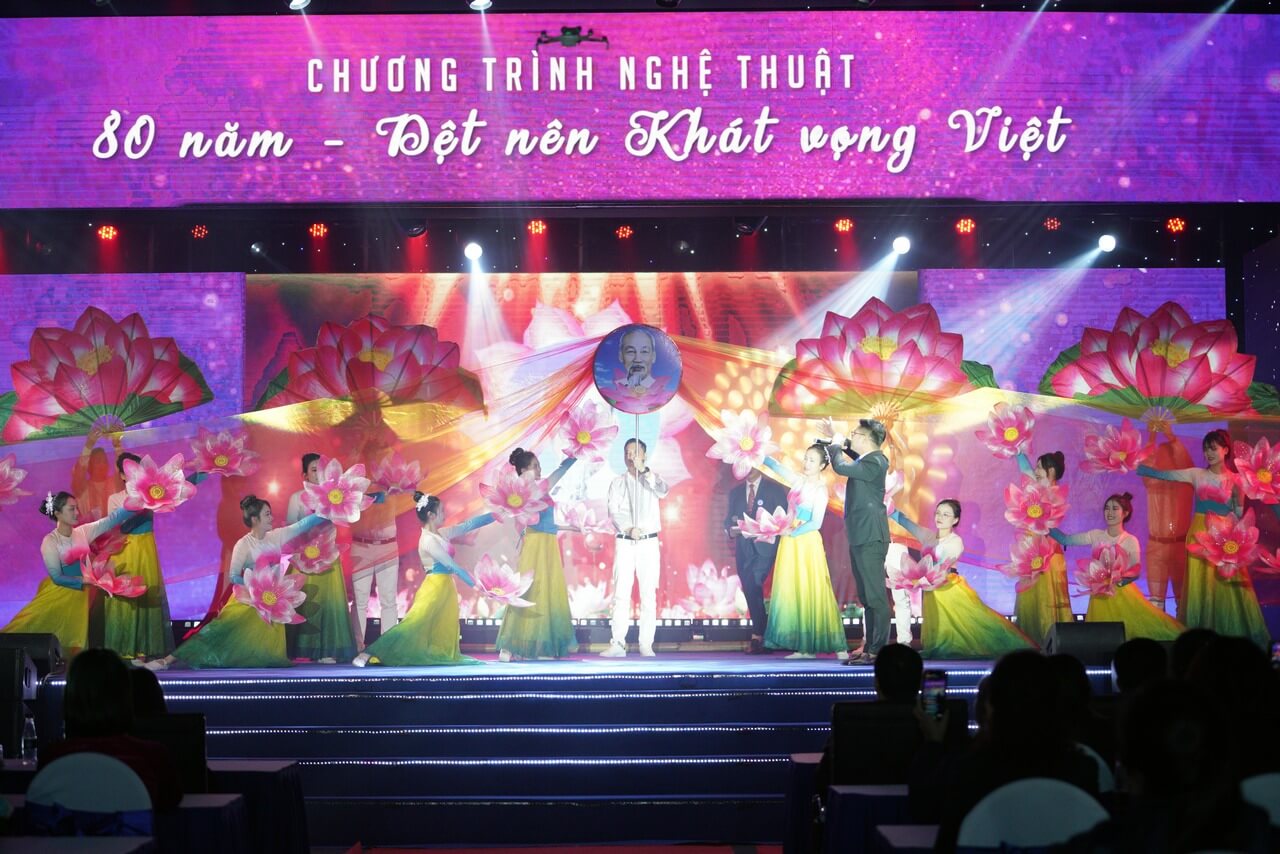 CHƯƠNG TRÌNH NGHỆ THUẬT ĐẶC BIỆT “MAY 10 – 80 NĂM DỆT NÊN KHÁT VỌNG VIỆT”