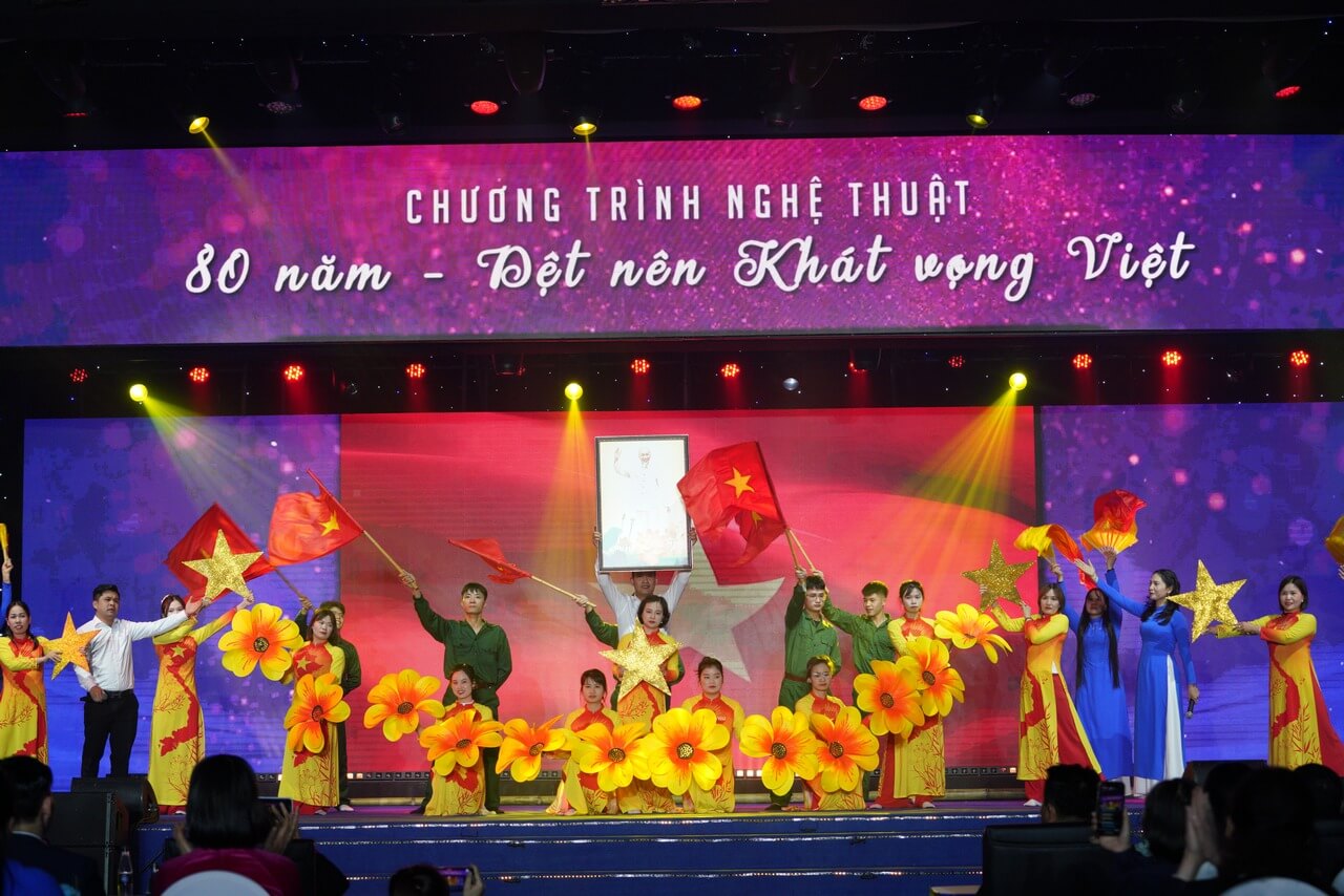 CHƯƠNG TRÌNH NGHỆ THUẬT ĐẶC BIỆT “MAY 10 – 80 NĂM DỆT NÊN KHÁT VỌNG VIỆT”