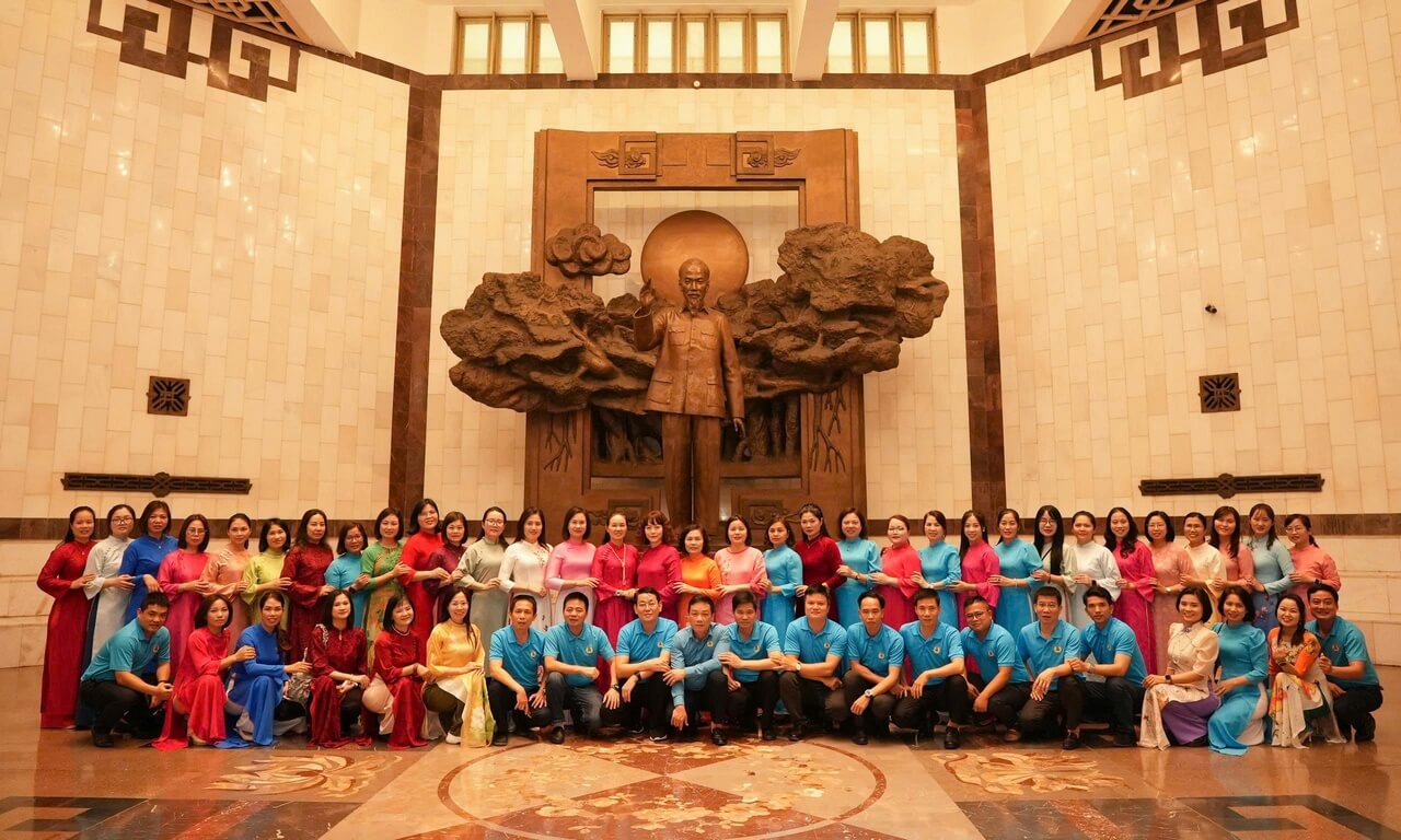 CHƯƠNG TRÌNH THAM QUAN HỌC TẬP CHÍNH TRỊ, GIÁO DỤC TRUYỀN THỐNG CHO CÁN BỘ CÔNG ĐOÀN MAY 10