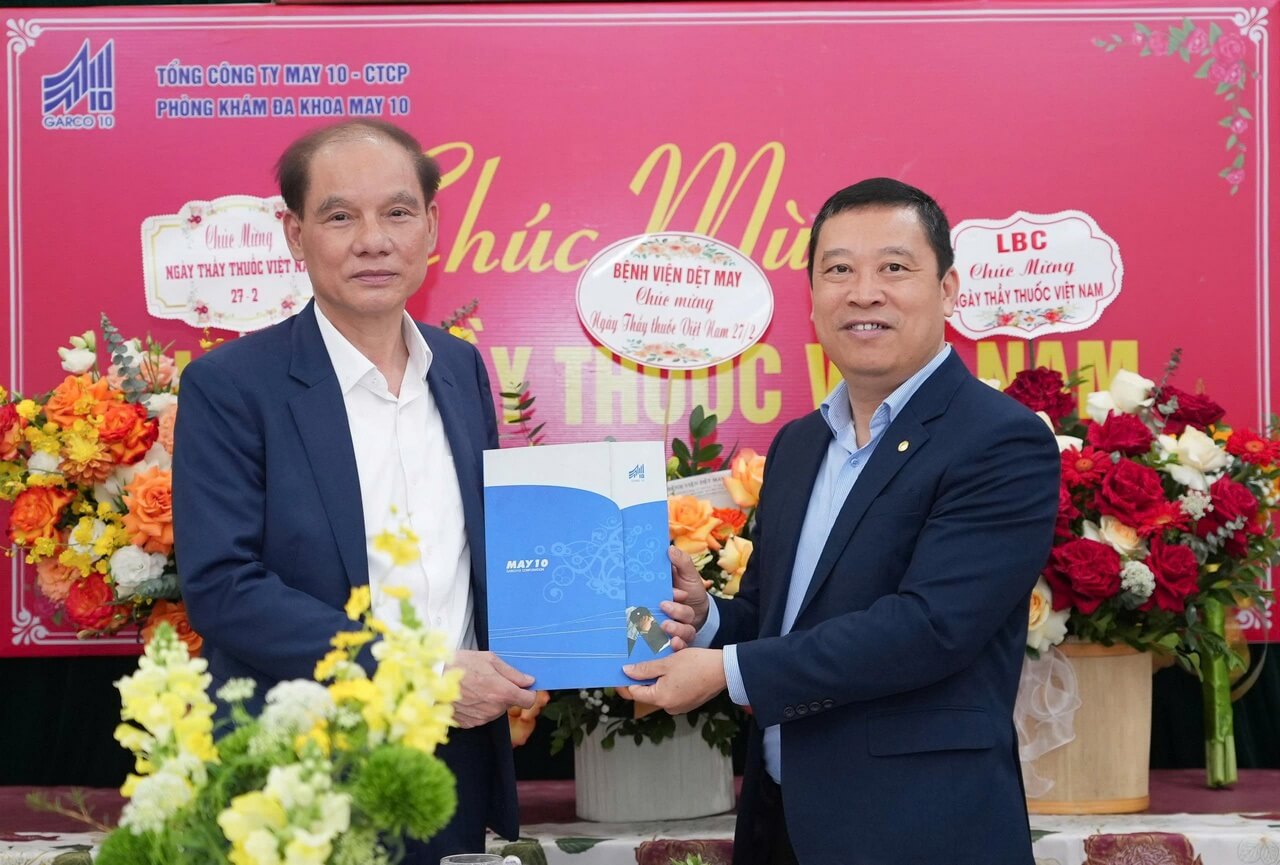 NHỮNG TRÁI TIM HỒNG DƯỚI MÁI NHÀ MAY 10