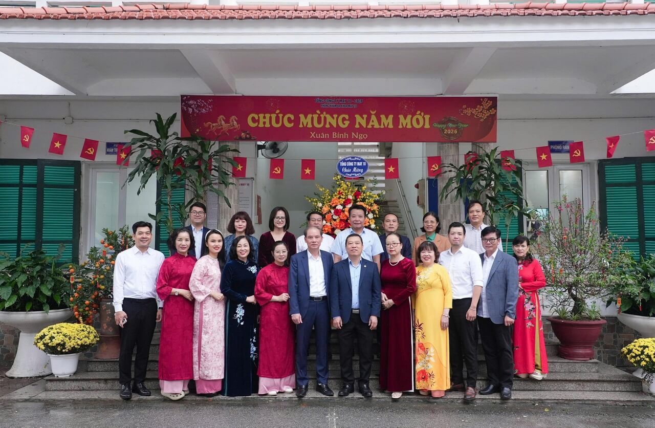 NHỮNG TRÁI TIM HỒNG DƯỚI MÁI NHÀ MAY 10