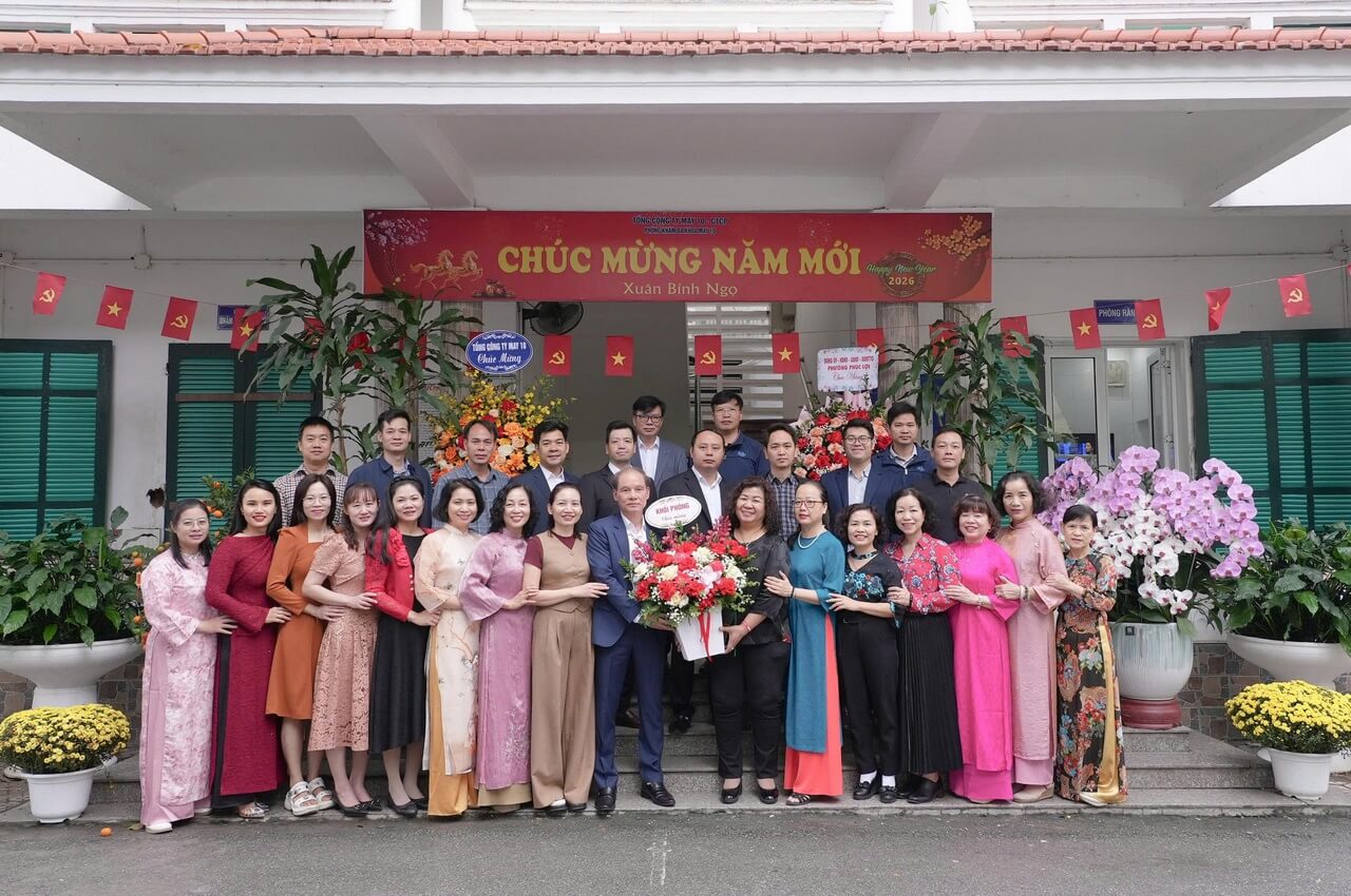 NHỮNG TRÁI TIM HỒNG DƯỚI MÁI NHÀ MAY 10