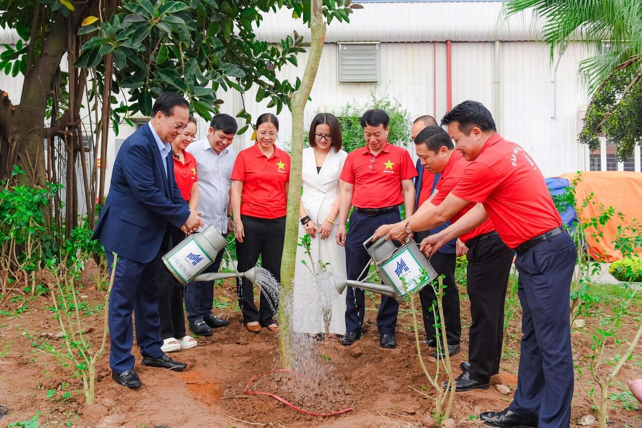 80 mùa xuân vun trồng: May 10 gieo mầm xanh bền vững