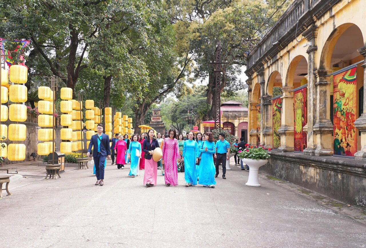 CHƯƠNG TRÌNH THAM QUAN HỌC TẬP CHÍNH TRỊ, GIÁO DỤC TRUYỀN THỐNG CHO CÁN BỘ CÔNG ĐOÀN MAY 10