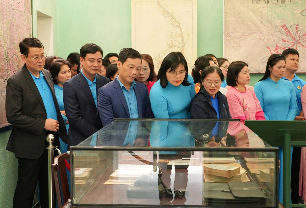 CHƯƠNG TRÌNH THAM QUAN HỌC TẬP CHÍNH TRỊ, GIÁO DỤC TRUYỀN THỐNG CHO CÁN BỘ CÔNG ĐOÀN MAY 10