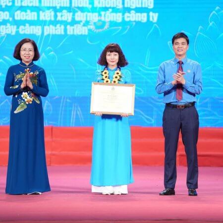 Chủ tịch Công đoàn May 10 được biểu dương điển hình tiên tiến học tập và làm theo tư tưởng, đạo đức, phong cách Hồ Chí Minh