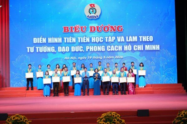 Chủ tịch Công đoàn May 10 được biểu dương điển hình tiên tiến học tập và làm theo tư tưởng, đạo đức, phong cách Hồ Chí Minh