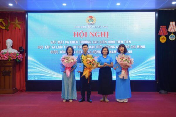 Chủ tịch Công đoàn May 10 được biểu dương điển hình tiên tiến học tập và làm theo tư tưởng, đạo đức, phong cách Hồ Chí Minh
