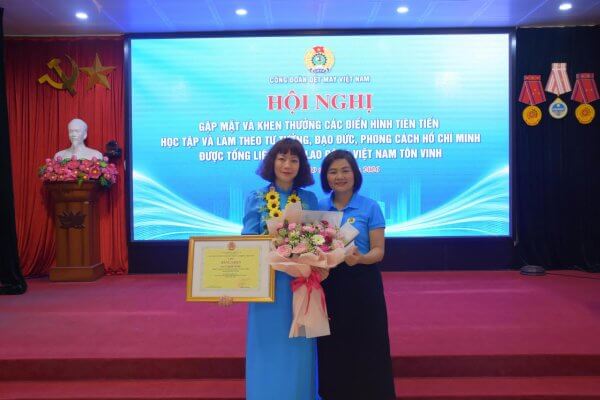 Chủ tịch Công đoàn May 10 được biểu dương điển hình tiên tiến học tập và làm theo tư tưởng, đạo đức, phong cách Hồ Chí Minh