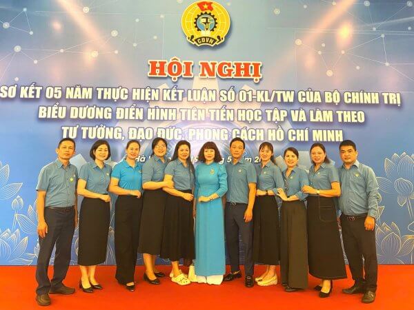 Chủ tịch Công đoàn May 10 được biểu dương điển hình tiên tiến học tập và làm theo tư tưởng, đạo đức, phong cách Hồ Chí Minh