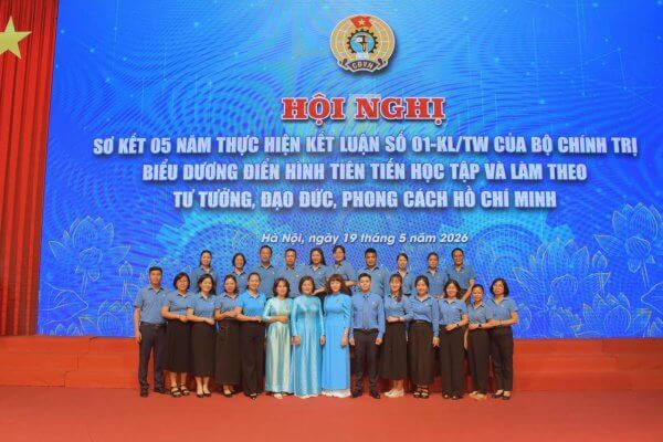 Chủ tịch Công đoàn May 10 được biểu dương điển hình tiên tiến học tập và làm theo tư tưởng, đạo đức, phong cách Hồ Chí Minh