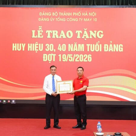 ĐẢNG ỦY MAY 10 TRAO TẶNG HUY HIỆU 30 NĂM TUỔI ĐẢNG CHO ĐẢNG VIÊN