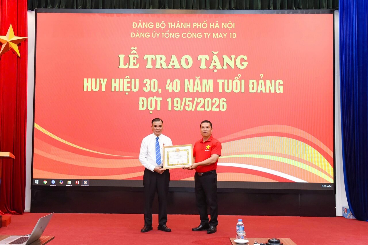 ĐẢNG ỦY MAY 10 TRAO TẶNG HUY HIỆU 30 NĂM TUỔI ĐẢNG CHO ĐẢNG VIÊN