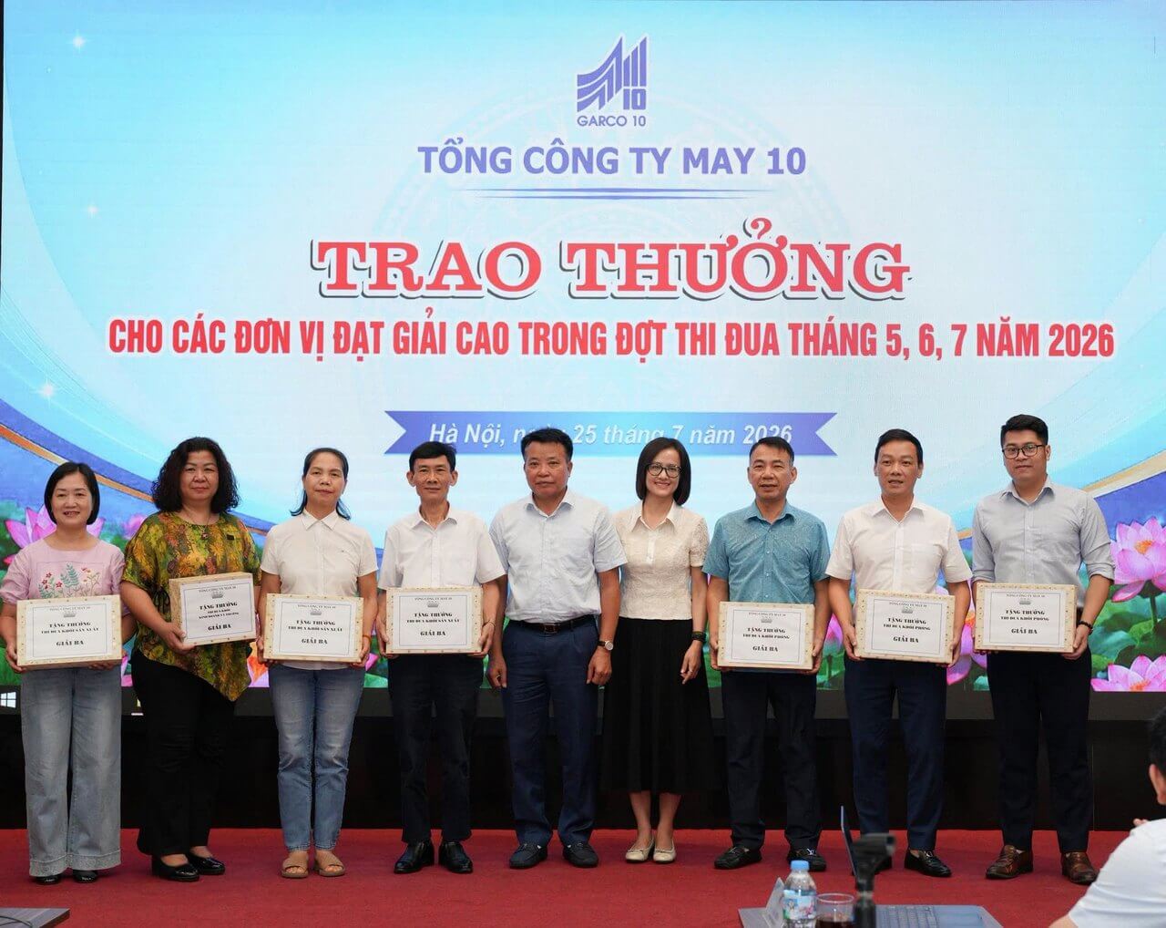 BỨT PHÁ PHONG TRÀO THI ĐUA VINH DANH NHỮNG “ĐIỂM SÁNG” MAY 10