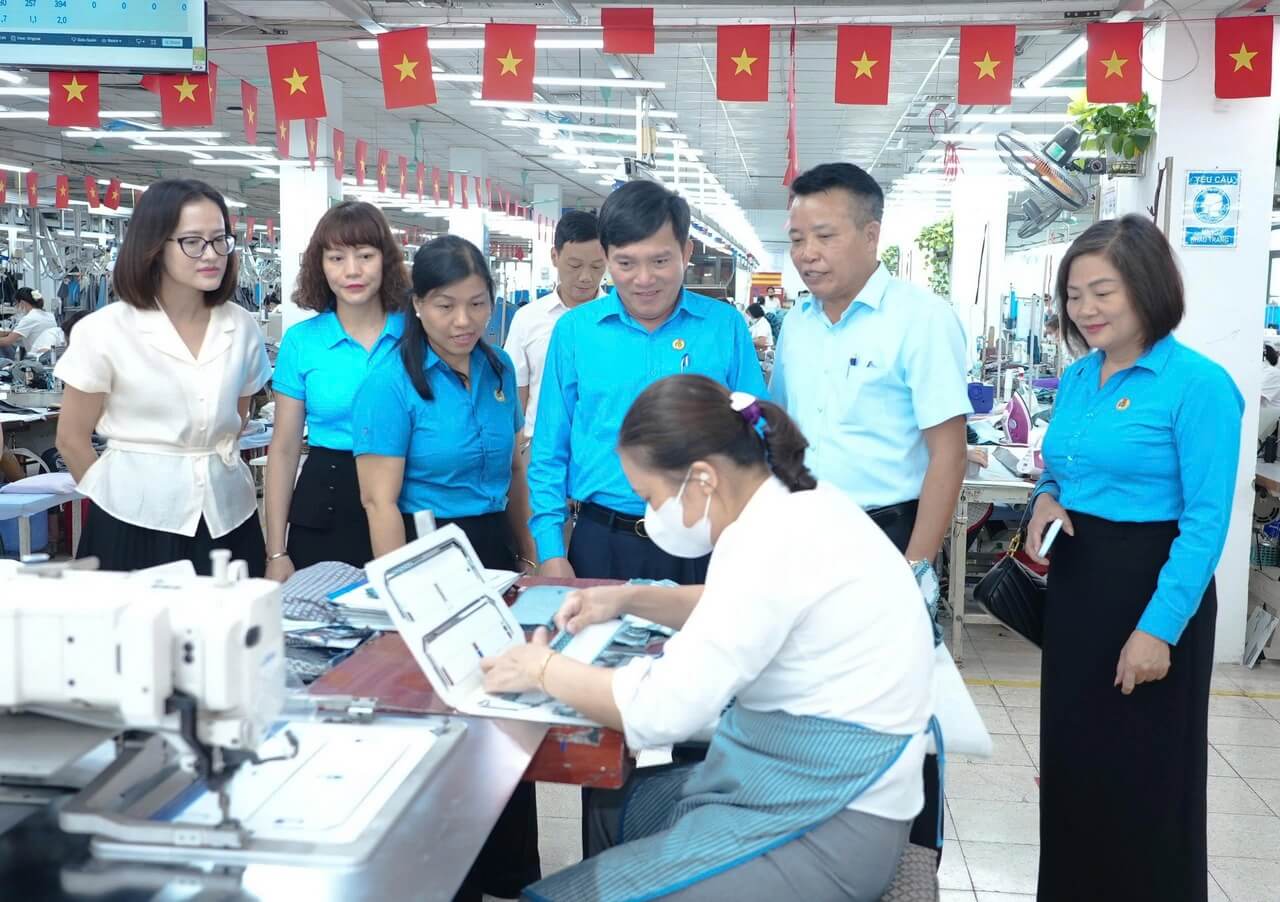 ẤM ÁP NGHĨA TÌNH: NHỮNG MÓN QUÀ ĐẠI HỘI XIV ĐẾN VỚI NGƯỜI LAO ĐỘNG MAY 10 CÓ HOÀN CẢNH KHÓ KHĂN