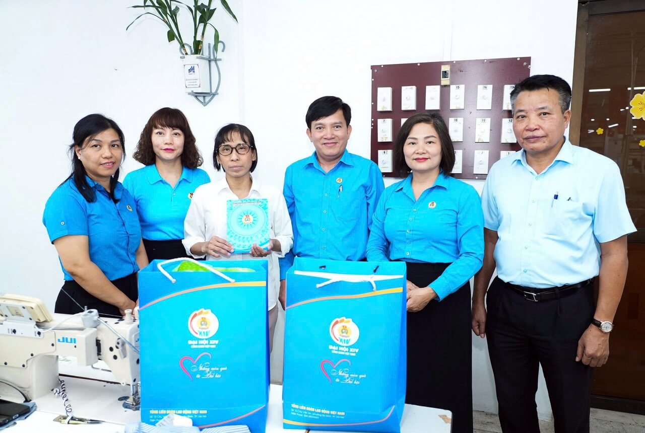 ẤM ÁP NGHĨA TÌNH: NHỮNG MÓN QUÀ ĐẠI HỘI XIV ĐẾN VỚI NGƯỜI LAO ĐỘNG MAY 10 CÓ HOÀN CẢNH KHÓ KHĂN
