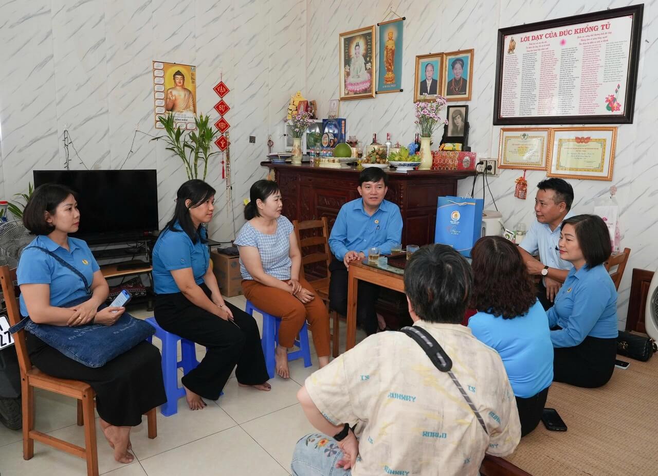ẤM ÁP NGHĨA TÌNH: NHỮNG MÓN QUÀ ĐẠI HỘI XIV ĐẾN VỚI NGƯỜI LAO ĐỘNG MAY 10 CÓ HOÀN CẢNH KHÓ KHĂN