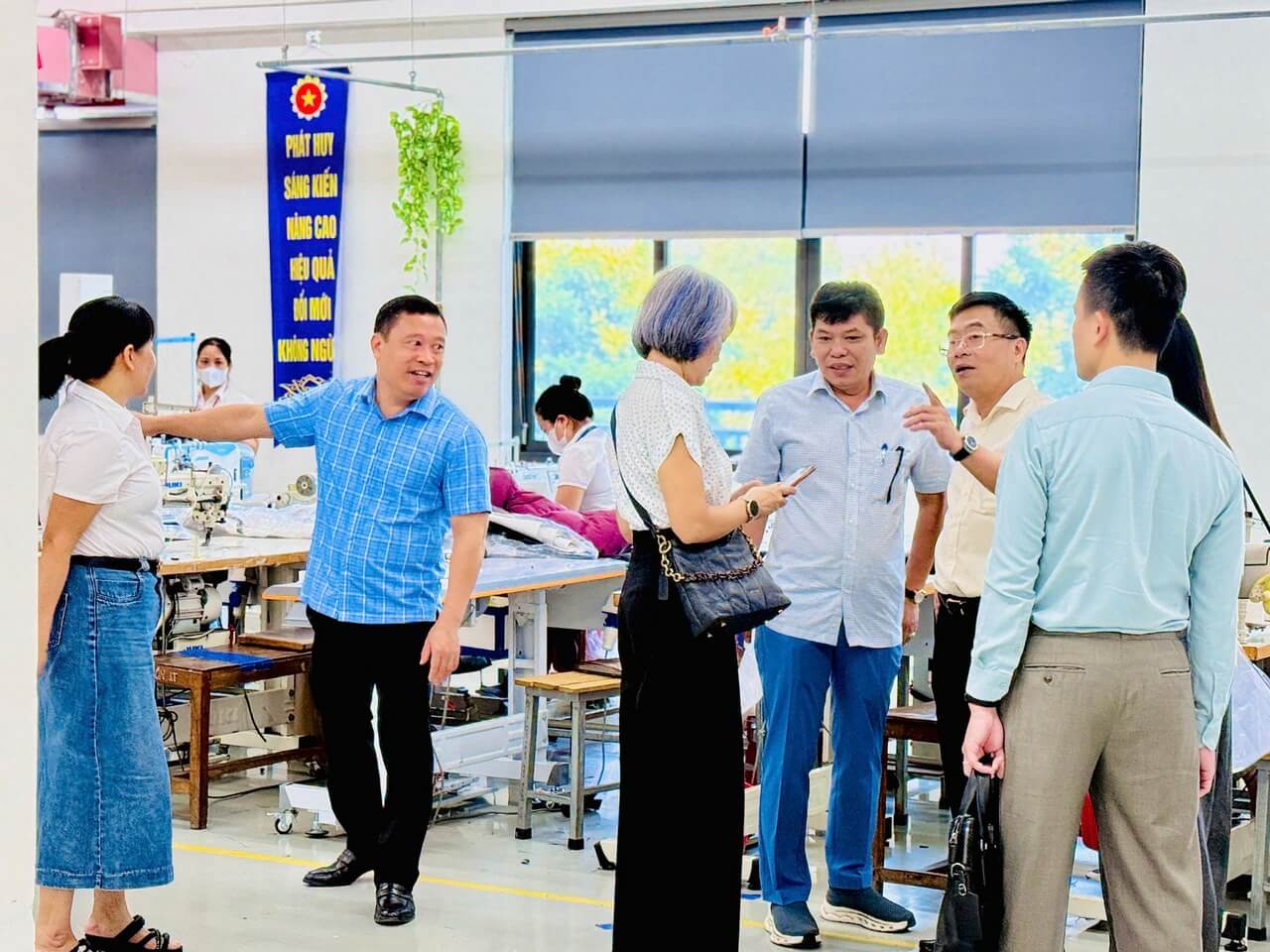 CHỦ TỊCH HĐQT VINATEX LÊ TIẾN TRƯỜNG LÀM VIỆC TẠI CÁC ĐƠN VỊ MAY 10 KHU VỰC BẮC TRUNG BỘ