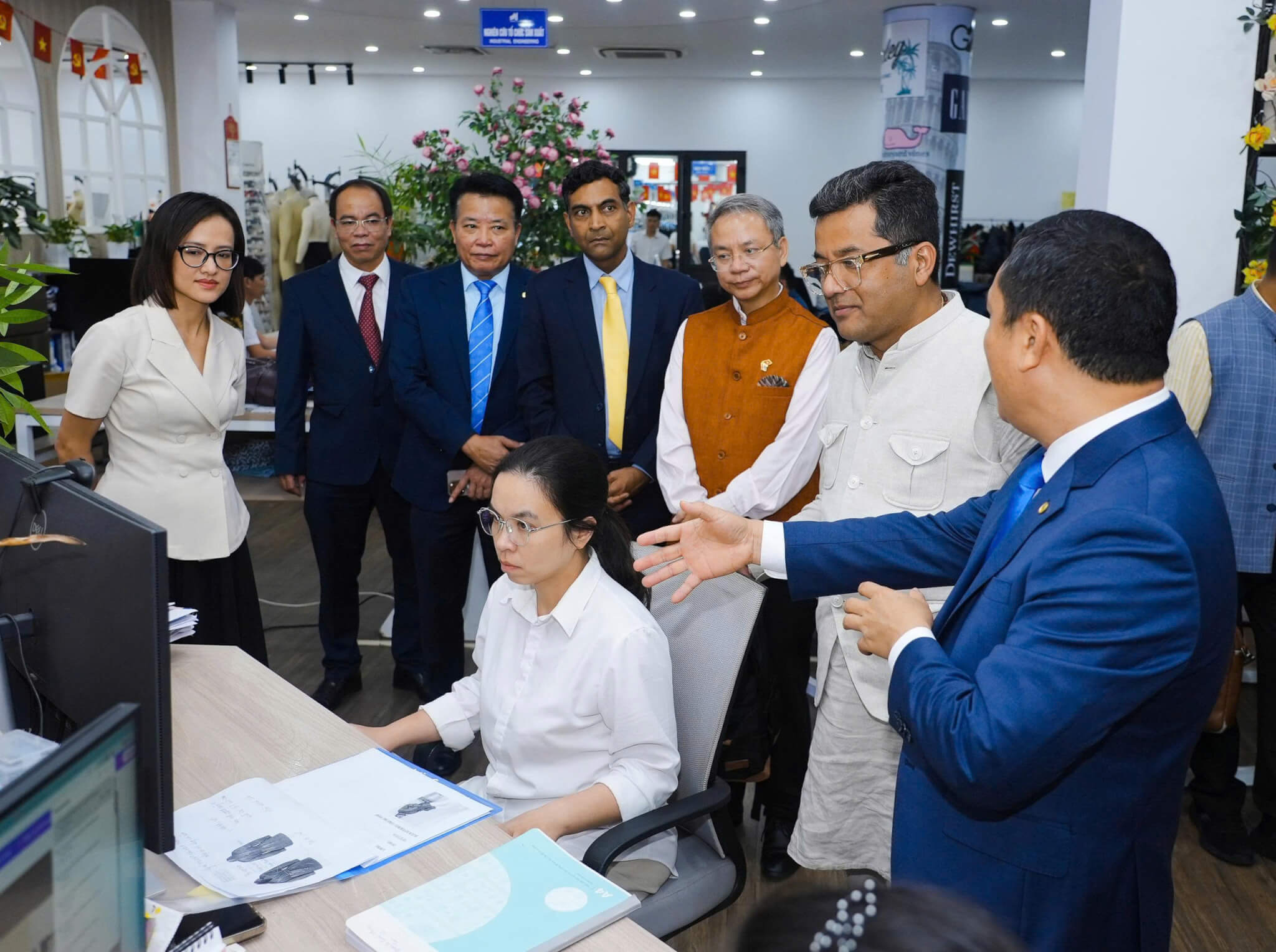 ĐOÀN CÔNG TÁC ẤN ĐỘ THĂM VÀ LÀM VIỆC TẠI TỔNG CÔNG TY MAY 10