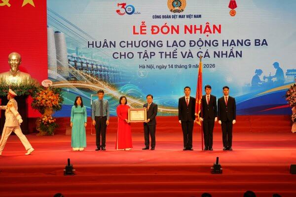 May 10 gặt hái nhiều thành tích tại lễ kỷ niệm 30 năm thành lập công đoàn Dệt May Việt Nam