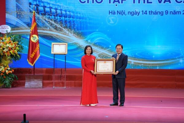 May 10 gặt hái nhiều thành tích tại lễ kỷ niệm 30 năm thành lập công đoàn Dệt May Việt Nam