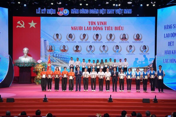 May 10 gặt hái nhiều thành tích tại lễ kỷ niệm 30 năm thành lập công đoàn Dệt May Việt Nam