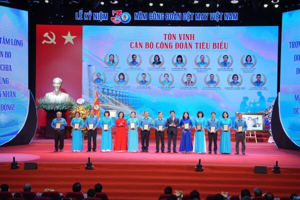May 10 gặt hái nhiều thành tích tại lễ kỷ niệm 30 năm thành lập công đoàn Dệt May Việt Nam