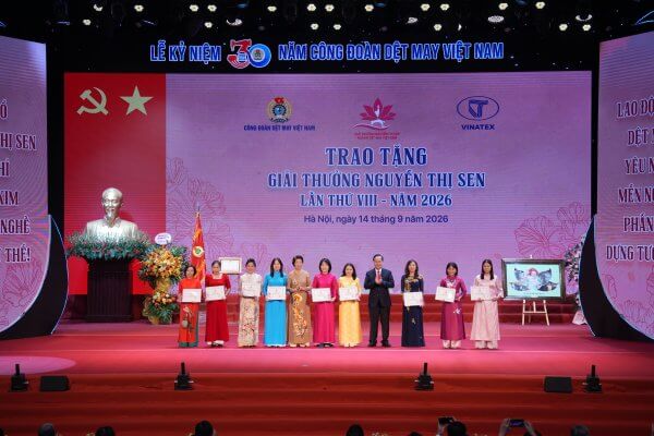 May 10 gặt hái nhiều thành tích tại lễ kỷ niệm 30 năm thành lập công đoàn Dệt May Việt Nam