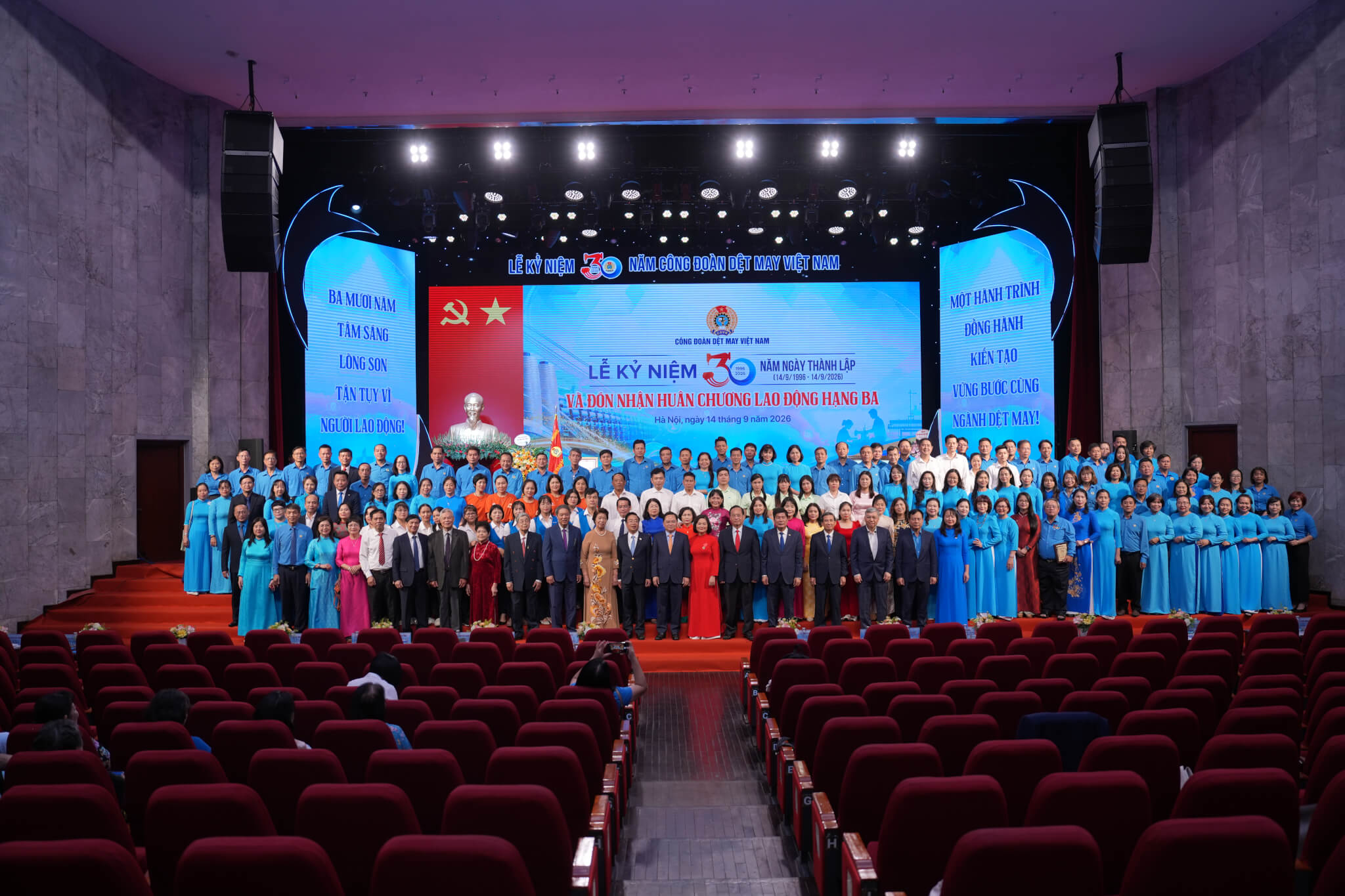 May 10 gặt hái nhiều thành tích tại lễ kỷ niệm 30 năm thành lập công đoàn Dệt May Việt Nam
