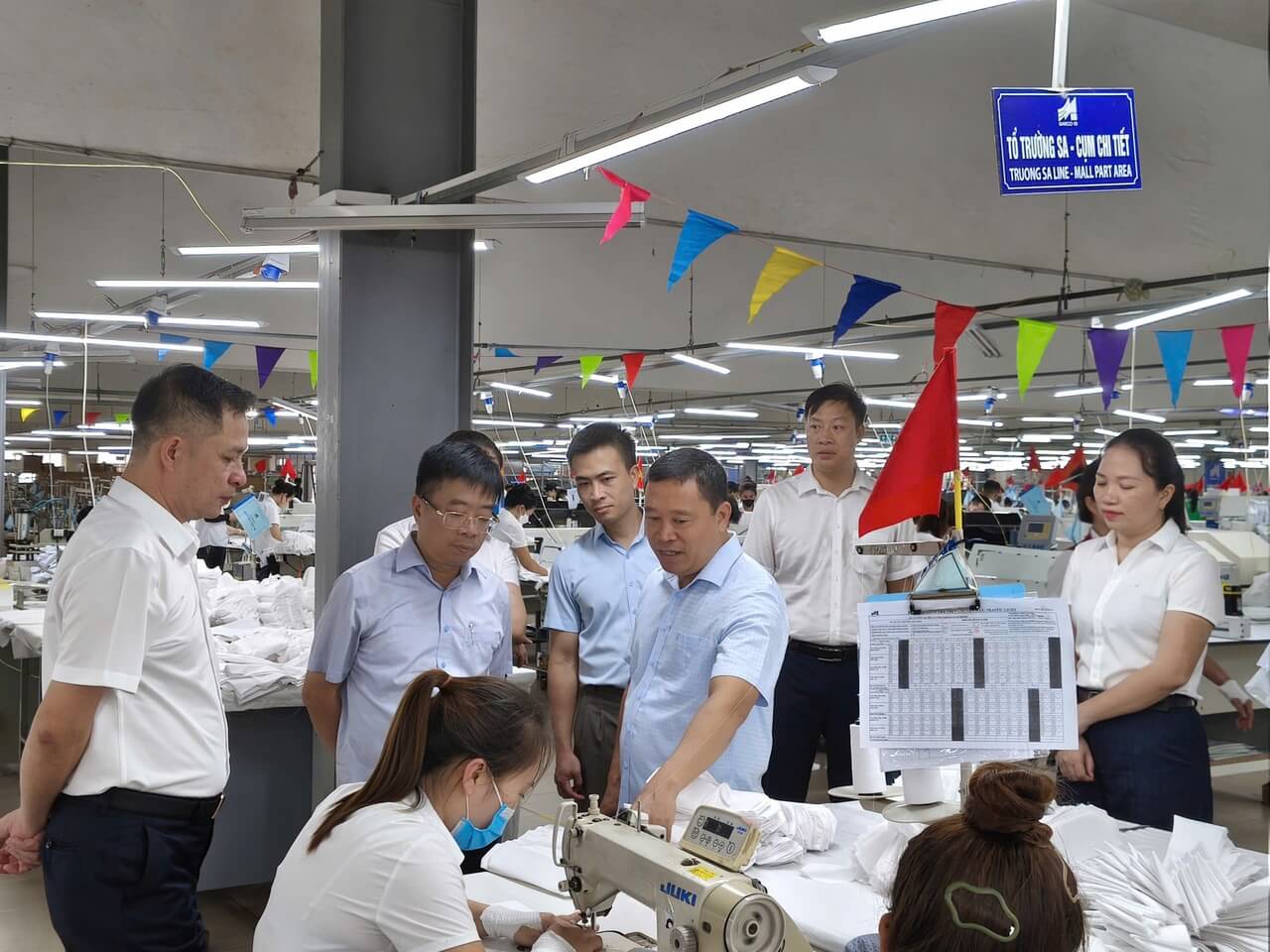 CHỦ TỊCH HĐQT VINATEX LÊ TIẾN TRƯỜNG LÀM VIỆC TẠI CÁC ĐƠN VỊ MAY 10 KHU VỰC BẮC TRUNG BỘ