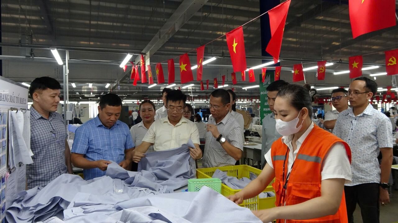 CHỦ TỊCH HĐQT VINATEX LÊ TIẾN TRƯỜNG LÀM VIỆC TẠI CÁC ĐƠN VỊ MAY 10 KHU VỰC BẮC TRUNG BỘ
