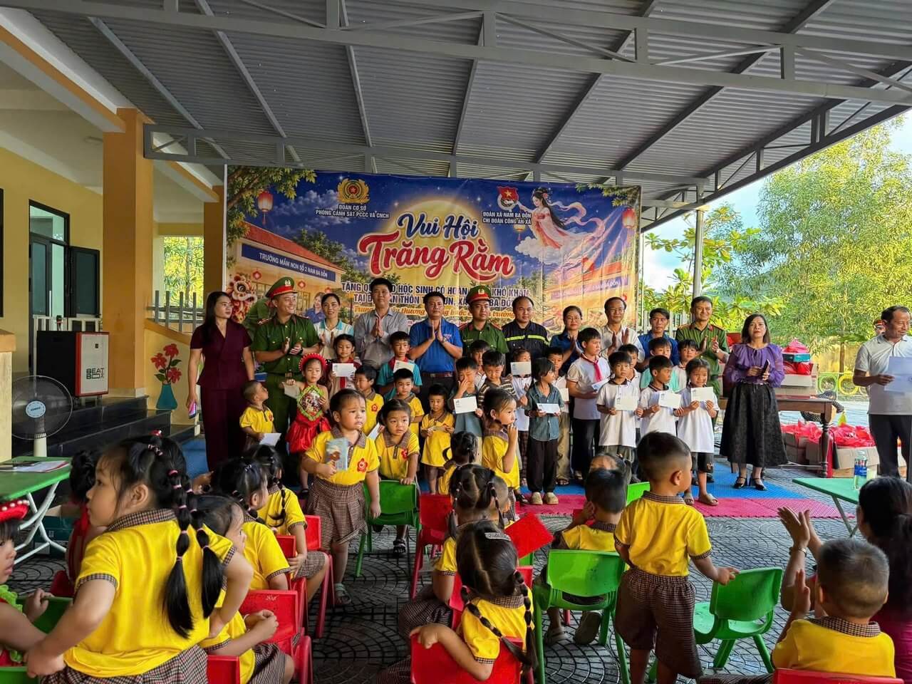 TRUNG THU KẾT NỐI: ẤM ÁP NHỮNG VÒNG TAY MAY 10
