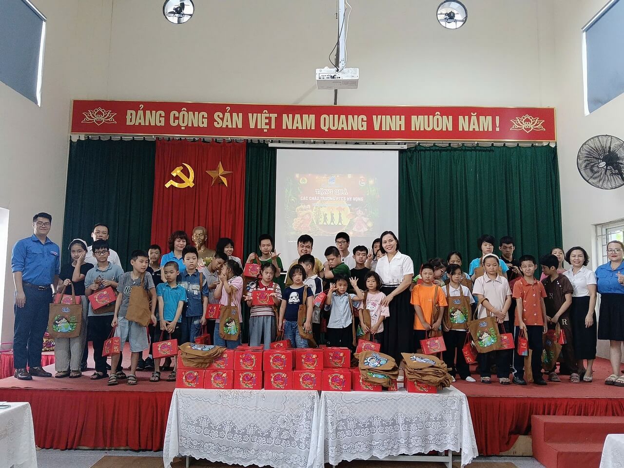 TRUNG THU KẾT NỐI: ẤM ÁP NHỮNG VÒNG TAY MAY 10