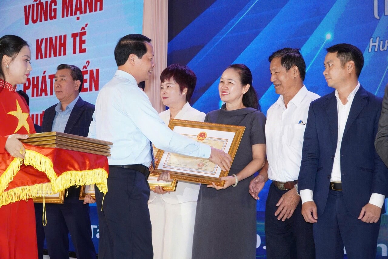 Xí nghiệp Veston Hưng Hà đón nhận Bằng khen của Chủ tịch UBND tỉnh Hưng Yên