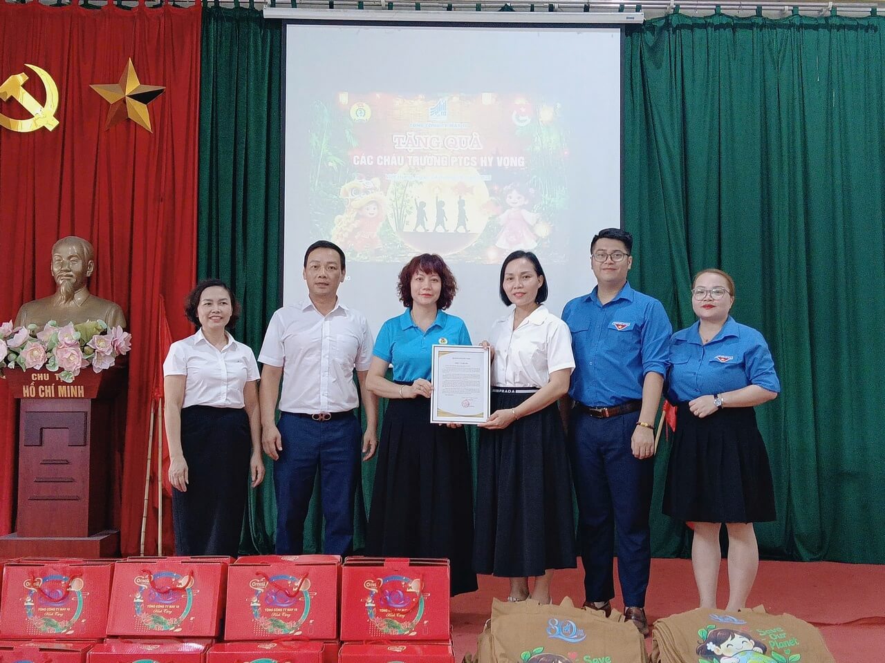 TRUNG THU KẾT NỐI: ẤM ÁP NHỮNG VÒNG TAY MAY 10