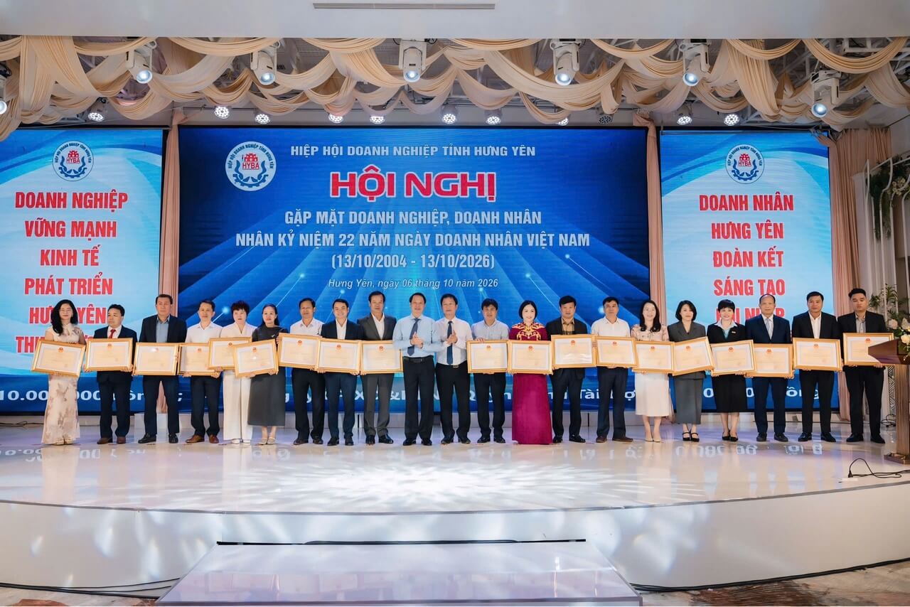 Xí nghiệp Veston Hưng Hà đón nhận Bằng khen của Chủ tịch UBND tỉnh Hưng Yên
